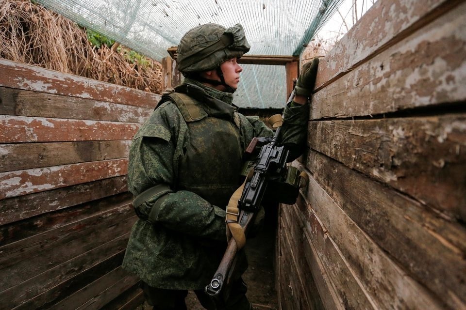 Seorang militan Republik Rakyat Donetsk (DNR) yang memproklamirkan diri menonton dari posisi garis depan di garis pemisahan dari angkatan bersenjata Ukraina di luar kota Donetsk yang dikuasai pemberontak, Ukraina 19 November 2021. Foto: Reuters.
