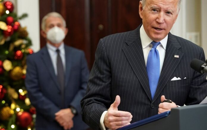 Dr. Anthony Fauci mendengarkan saat Presiden AS Joe Biden menyampaikan pembaruan tentang varian Omicron di Gedung Putih di Washington, AS, 29 November 2021. Foto: Reuters.