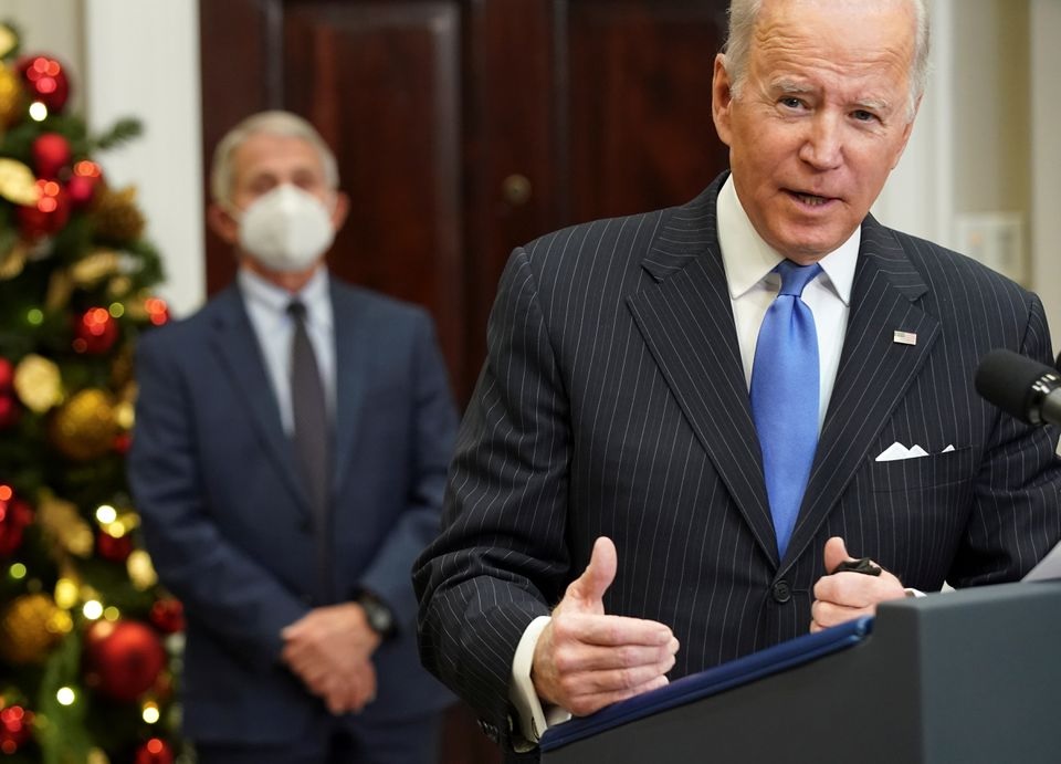 Dr. Anthony Fauci mendengarkan saat Presiden AS Joe Biden menyampaikan pembaruan tentang varian Omicron di Gedung Putih di Washington, AS, 29 November 2021. Foto: Reuters.