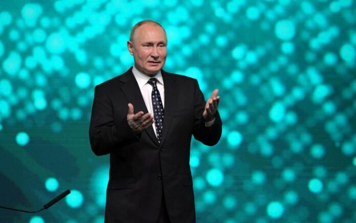 Presiden Rusia Vladimir Putin mengambil bagian dalam konferensi Artificial Intelligence Journey 2021 yang diselenggarakan oleh Sberbank di Moskow, Rusia 12 November 2021. Foto: Sputnik/Sergey Guneev/Pool via Reuters.