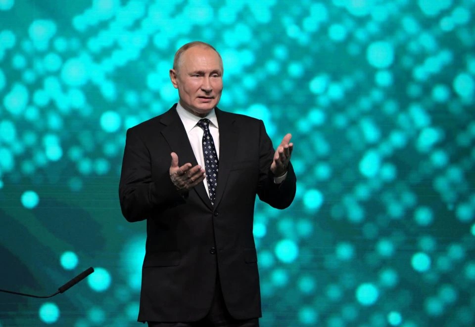 Presiden Rusia Vladimir Putin mengambil bagian dalam konferensi Artificial Intelligence Journey 2021 yang diselenggarakan oleh Sberbank di Moskow, Rusia 12 November 2021. Foto: Sputnik/Sergey Guneev/Pool via Reuters.