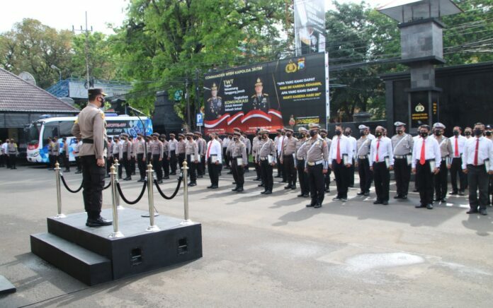 Kapolresta Malang Kota Berikan Penghargaan Kepada Anggota Berprestasi