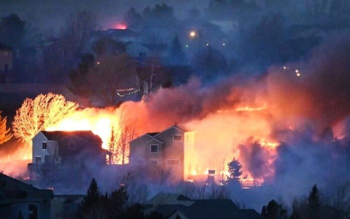 Kebakaran di Colorado: Puluhan Ribu Orang Dievakuasi dan Ratusan Rumah Hancur