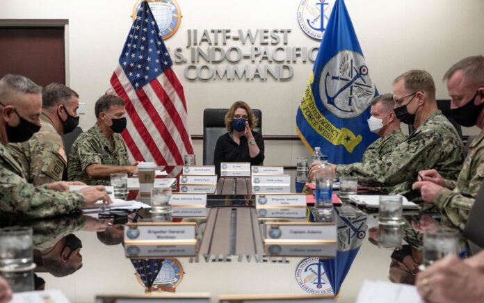 Wakil Menteri Pertahanan AS Dr. Kathleen Hicks memimpin rapat. Foto: Reuters.