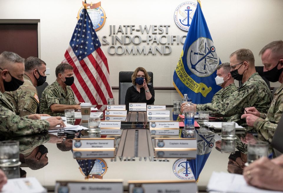 Wakil Menteri Pertahanan AS Dr. Kathleen Hicks memimpin rapat. Foto: Reuters.