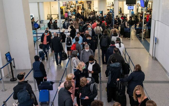 Penumpang mengantre di dalam terminal di Bandara Internasional Newark Liberty di Newark, New Jersey, AS, 24 November 2021. Foto: Reuters.