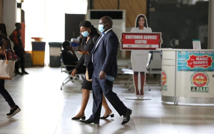 Orang-orang yang memakai masker berjalan di dalam Bandara Internasional Nnamdi Azikiwe, pada hari pembukaan kembali untuk operasi penerbangan domestik, setelah wabah penyakit virus corona (COVID-19), di Abuja, Nigeria, 8 Juli 2020. Foto: Reuters.