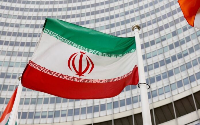 Bendera Iran berkibar di depan markas Badan Energi Atom Internasional (IAEA) di Wina, Austria, 23 Mei 2021. Foto: Reuters.