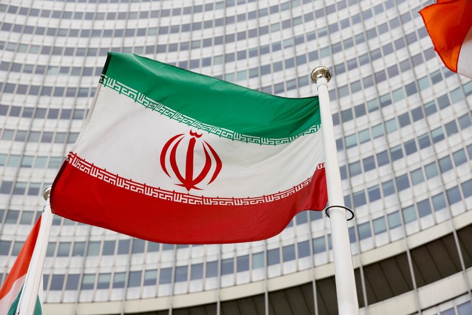 Bendera Iran berkibar di depan markas Badan Energi Atom Internasional (IAEA) di Wina, Austria, 23 Mei 2021. Foto: Reuters.