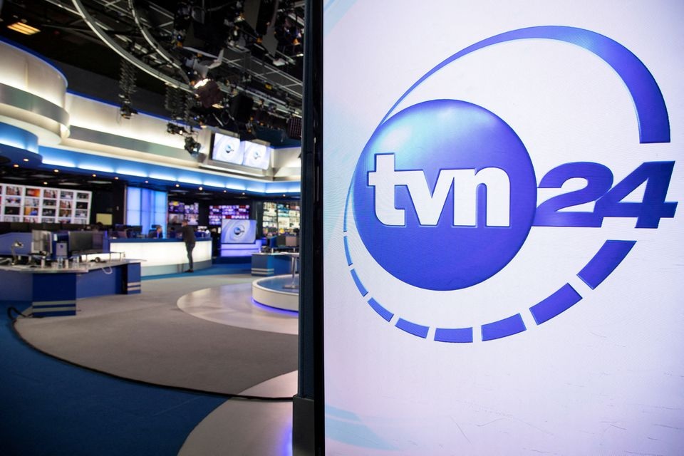Pemandangan umum studio saluran televisi TVN24 stasiun TVN di Warsawa, Polandia, 29 Juli 2021. Foto: Reuters.