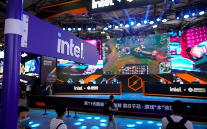 Pengunjung terlihat di stan Intel selama China Digital Entertainment Expo and Conference, juga dikenal sebagai ChinaJoy, di Shanghai, China 30 Juli 2021. Foto: Reuters.