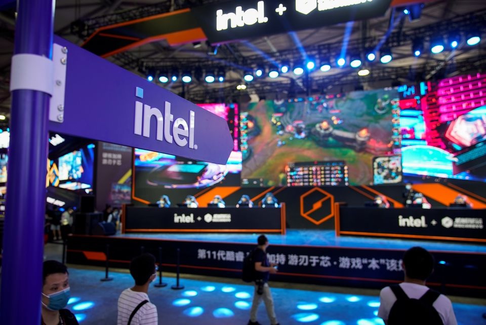 Pengunjung terlihat di stan Intel selama China Digital Entertainment Expo and Conference, juga dikenal sebagai ChinaJoy, di Shanghai, China 30 Juli 2021. Foto: Reuters.