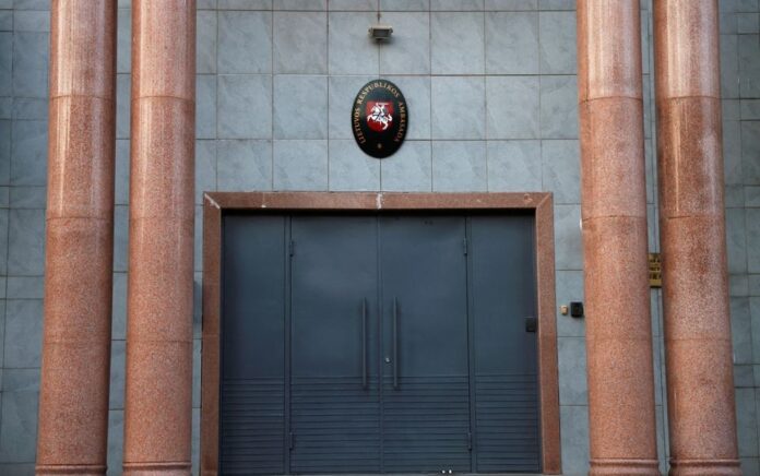 Lambang negara Lituania terlihat di atas pintu masuk kedutaan besarnya di Beijing, China, 15 Desember 2021. Foto: Reuters.