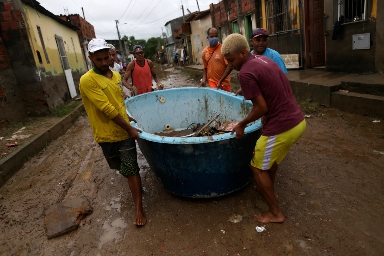 Warga mencoba menyelamatkan diri dari banjir mematikan Brasil dan Brasil gelontorkan puluhan juta dollar. Foto: AP Photo.