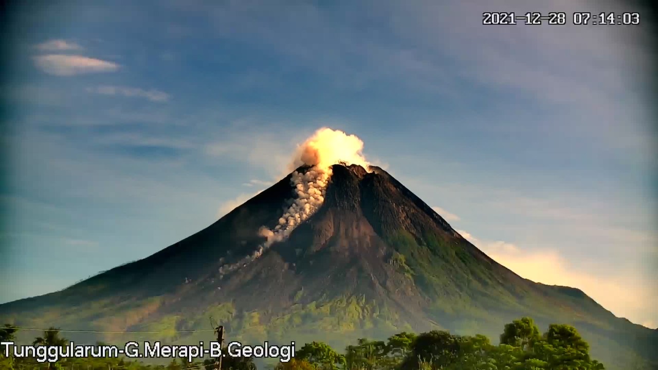 Gunung Merapi 2 Kali Luncurkan Awan Panas Sejauh 1,8 Km