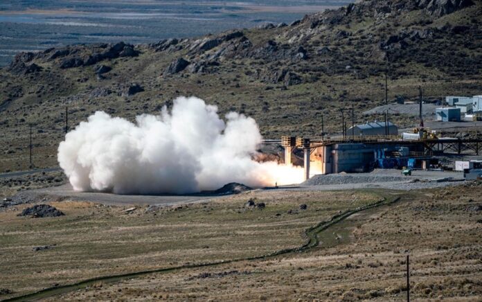 Angkatan Laut AS, bekerja sama dengan Angkatan Darat AS, melakukan uji tembak statis tahap pertama dari rudal hipersonik umum 34,5" yang baru dikembangkan yang akan diterjunkan oleh kedua layanan, di Promontory, Utah, AS, dalam gambar selebaran yang diambil di 28 Oktober 2021. Foto: Reuters.