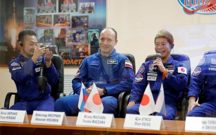 Miliarder Jepang Ini Penuhi Impian Masa Kecil dengan Terbang ke Luar Angkasa