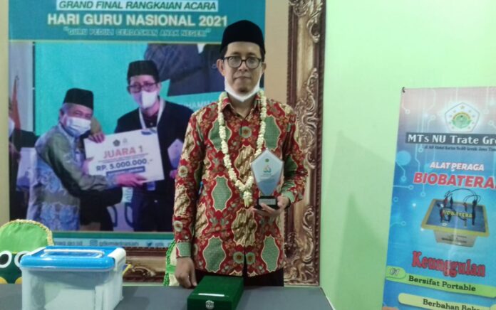 Bikin Alat Peraga Biobaterai, Guru MTs NU Trate Gresik Raih Juara 1 Nasional