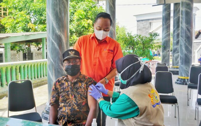 Gencar Vaksinasi ke Desa-Desa, RS Fathma Medika Sambil Bagikan Paket Sembako