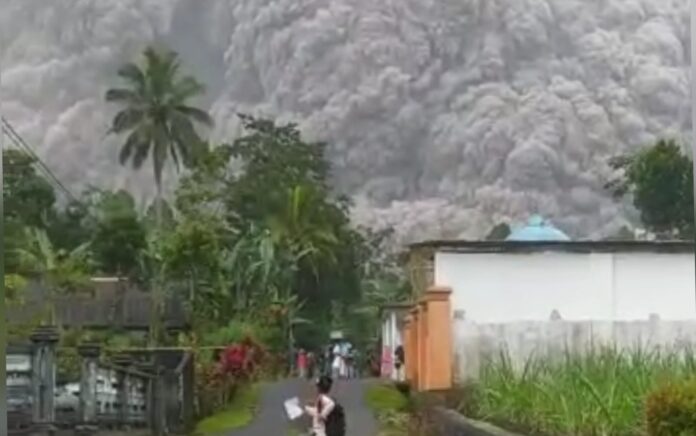 Erupsi Gunung Semeru Muntahkan Abu Vulkanik dan Krikil