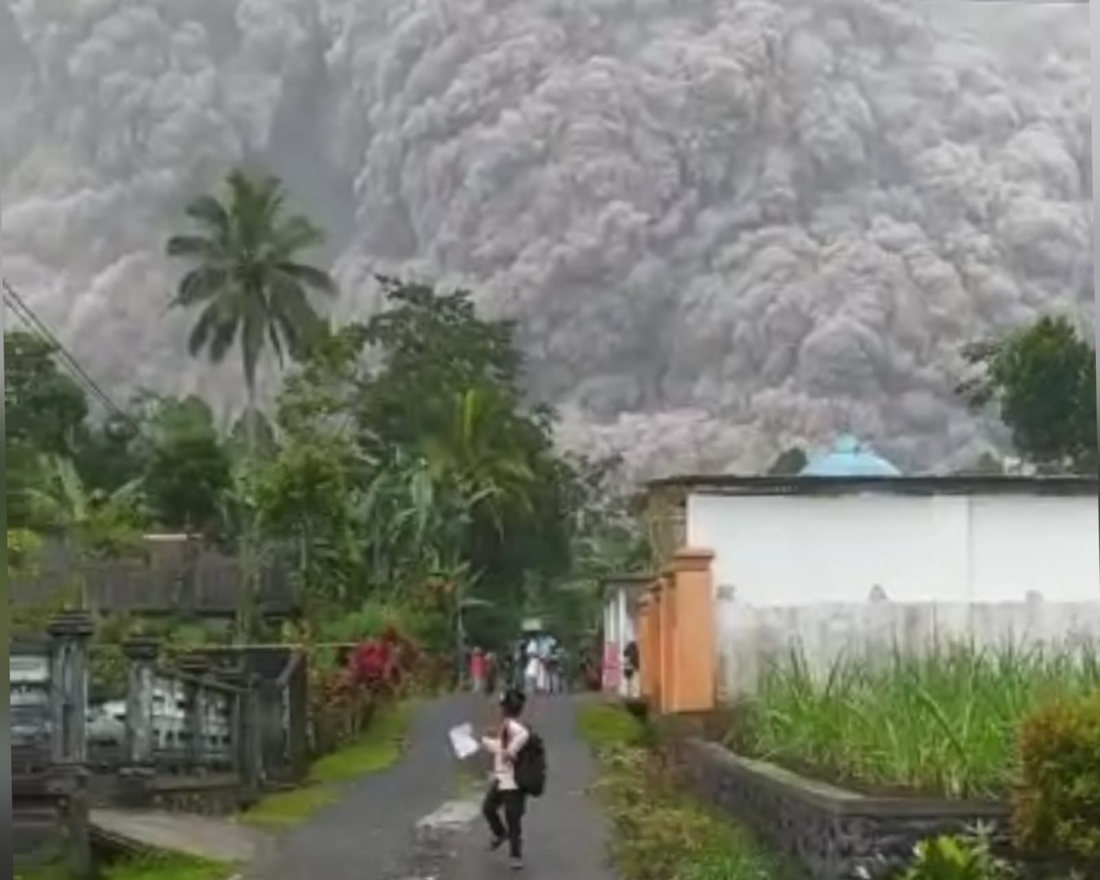 Erupsi Gunung Semeru Muntahkan Abu Vulkanik dan Krikil
