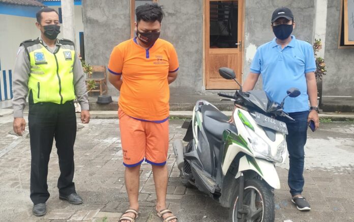 Asyik Tuntun Motor Curian, Pemuda di Gresik Digelandang Polisi