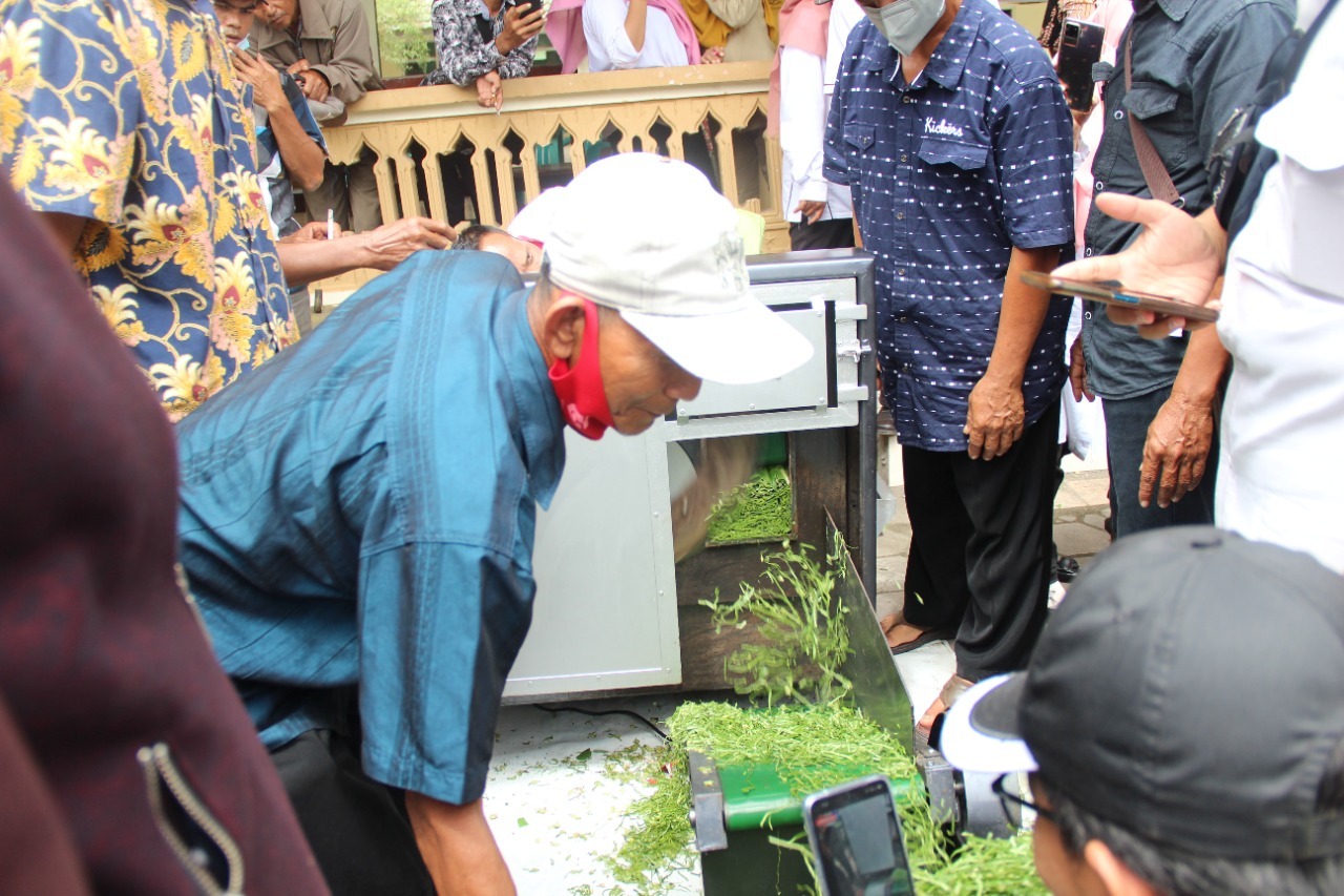 Petani Tembakau di Gresik Terima Bantuan Alat Perajang dan Mesin Cultivator