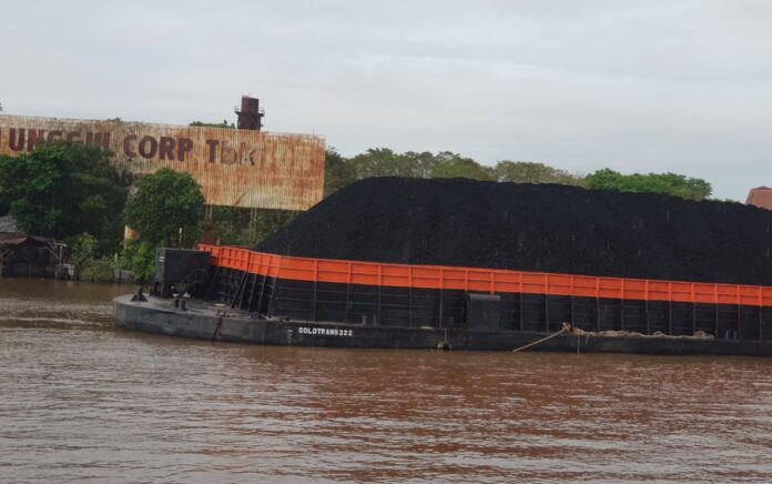 Tali Pengikat Putus, Kapal Tongkang Angkut Batu Bara Hanyut di Perairan Bawean Gresik