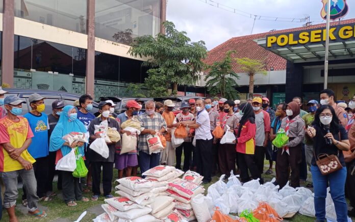 Aksi Komunitas Kijang Innova Gandeng Formagam dan YLKB Ringankan Beban Warga Gresik