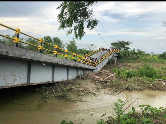 Jembatan Penghubung Desa di Benjeng Gresik Putus