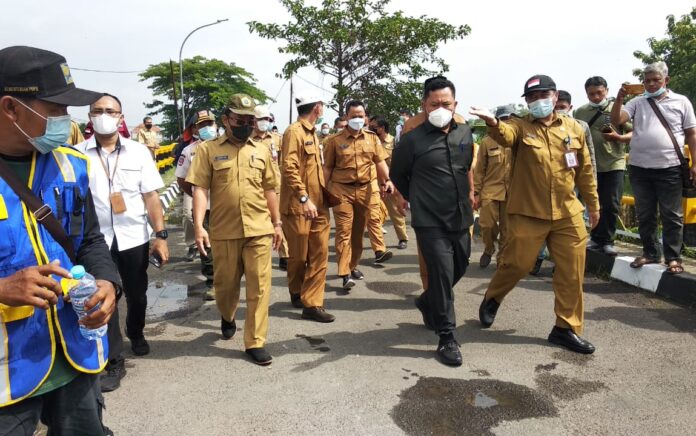 Bupati Gresik Tinjau Jembatan Penghubung Desa Ambruk di Benjeng