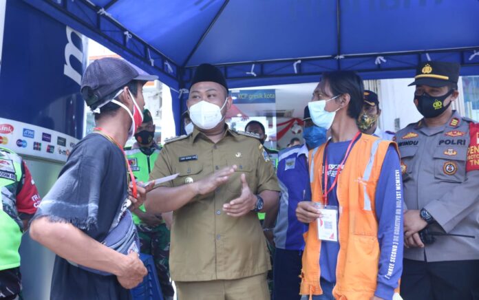 Sosialisasi Parkir Non Tunai Diwarnai Protes, Jukir Serahkan Rompi dan Kartu Scan Code ke Bupati Gresik