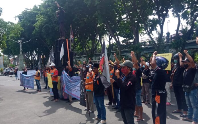 Tolak Skema Bagi Hasil Parkir Non Tunai, Ratusan Jukir Gresik Gelar Aksi