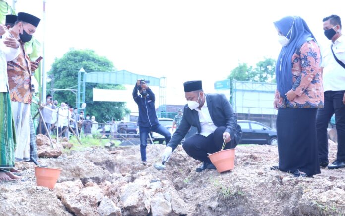 Bupati Gresik Letakkan Batu Pertama Pembangunan Masjid Universitas Qomaruddin