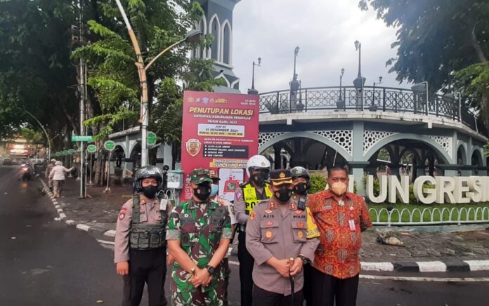 Malam Tahun Baru 2022, Kapolres dan Dandim Gresik Cek Penutupan Akses Jalan