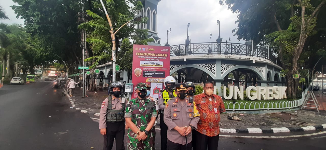 Malam Tahun Baru 2022, Kapolres dan Dandim Gresik Cek Penutupan Akses Jalan