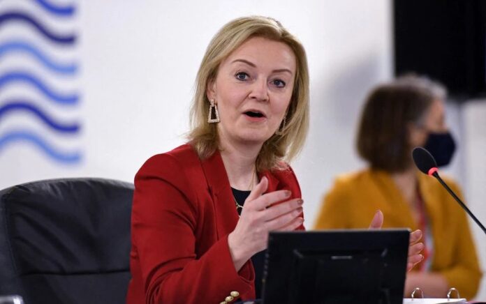 Menteri Luar Negeri Inggris Liz Truss berbicara selama sesi menteri luar negeri dan pembangunan G7 dengan negara-negara tamu dan negara-negara ASEAN pada hari terakhir KTT di Liverpool, Inggris 12 Desember 2021. Foto: Reuters.