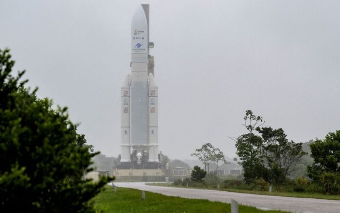 Roket Arianespace Ariane 5, dengan Teleskop Luar Angkasa James Webb NASA di dalamnya, diluncurkan ke landasan peluncuran di Spaceport Eropa, Pusat Antariksa Guiana di Kourou, Guyana Prancis 23 Desember 2021. Foto: Reuters.