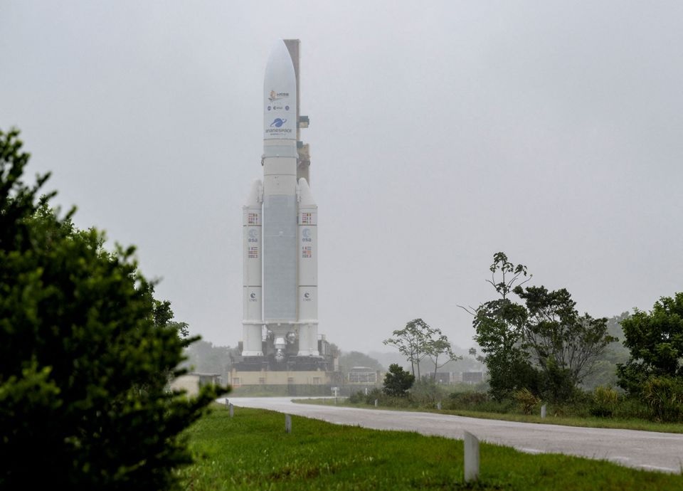 Roket Arianespace Ariane 5, dengan Teleskop Luar Angkasa James Webb NASA di dalamnya, diluncurkan ke landasan peluncuran di Spaceport Eropa, Pusat Antariksa Guiana di Kourou, Guyana Prancis 23 Desember 2021. Foto: Reuters.