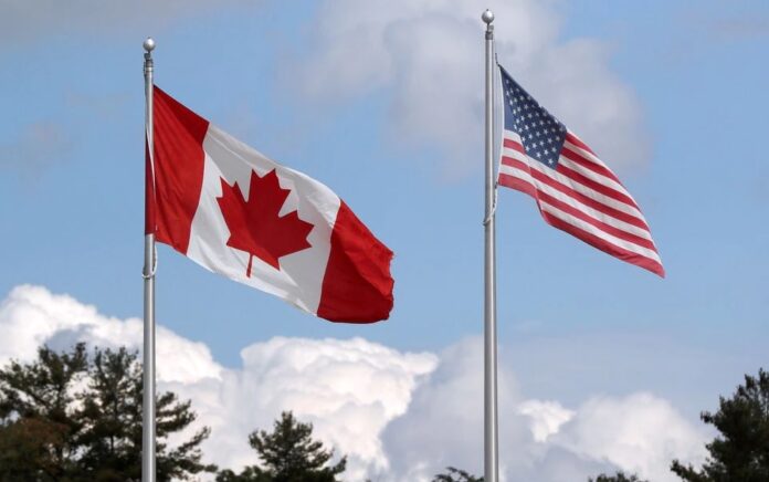 Bendera AS dan Kanada berkibar di perbatasan Kanada-Amerika Serikat di Jembatan Kepulauan Seribu di Lansdowne, Ontario, Kanada 28 September 2020. Foto: Reuters.