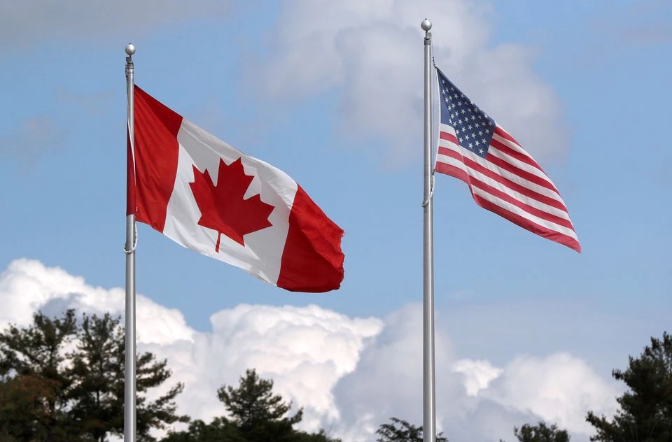 Bendera AS dan Kanada berkibar di perbatasan Kanada-Amerika Serikat di Jembatan Kepulauan Seribu di Lansdowne, Ontario, Kanada 28 September 2020. Foto: Reuters.