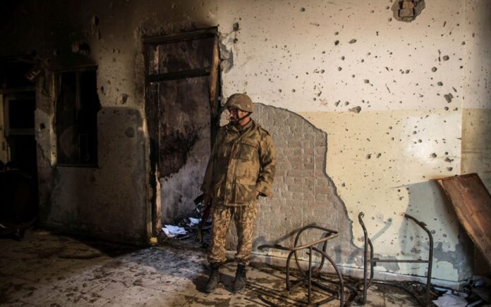 Seorang tentara memeriksa Sekolah Umum Angkatan Darat, yang diserang oleh kelompok bersenjata Taliban, di Peshawar, 17 Desember 2014. Foto: Reuters.