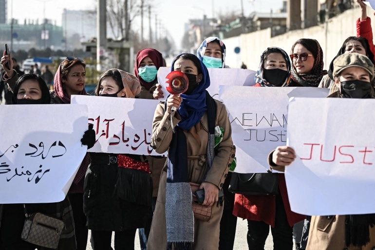 Puluhan perempuan Afghanistan turun jalan serukan hak-hak perempuan. Foto: AFP.