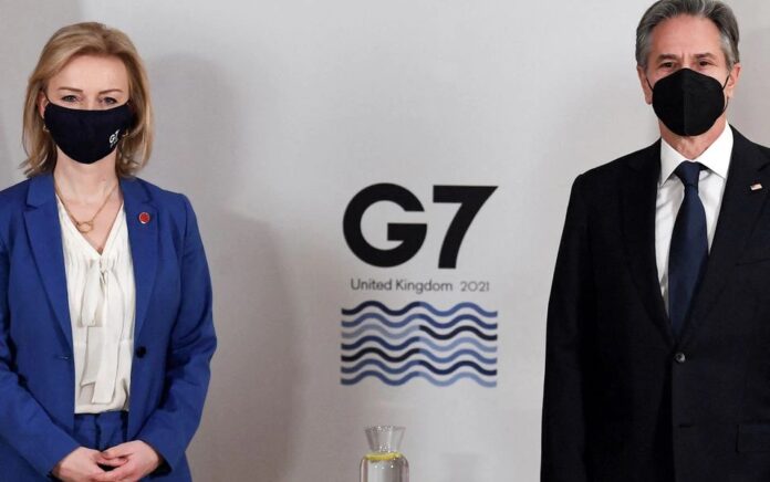 Menteri Luar Negeri Inggris Liz Truss dan Menteri Luar Negeri AS Antony Blinken berfoto sebelum pertemuan bilateral menjelang KTT para menteri luar negeri G7 di Liverpool, Inggris, 10 Desember , 2021. Foto: Reuters.
