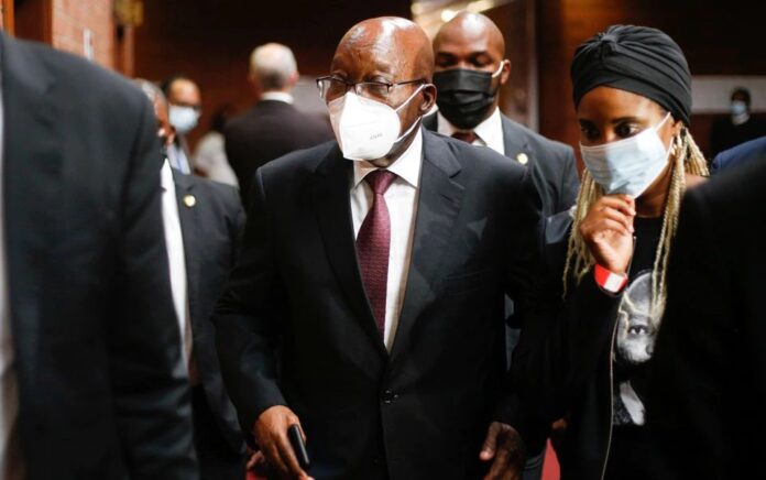 Mantan presiden Afrika Selatan Jacob Zuma berjalan dengan putrinya Duduzile Zuma-Sambdula setelah muncul di Pengadilan Tinggi di Pietermaritzburg, Afrika Selatan, 26 Oktober 2021. Foto: Reuters.