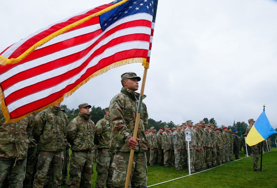 Prajurit tentara AS dan Ukraina menghadiri upacara pembukaan latihan militer "RAPID TRIDENT-2021" di Pusat Keamanan Penjaga Perdamaian Internasional Ukraina dekat Yavoriv di wilayah Lviv, Ukraina 20 September 2021. Foto: Reuters.