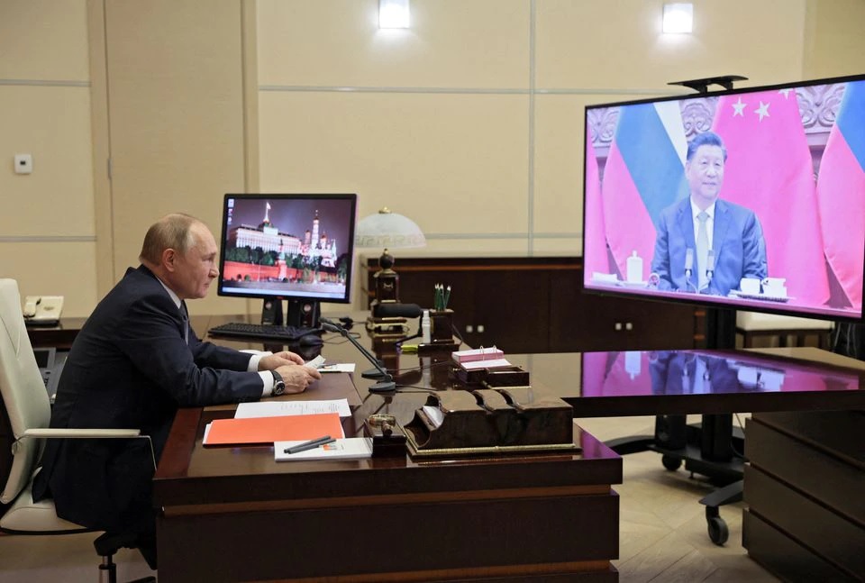 Presiden Rusia Vladimir Putin mengadakan pembicaraan dengan Presiden China Xi Jinping melalui tautan video di kediamannya di luar Moskow, Rusia, 15 Desember 2021. Foto: Sputnik.