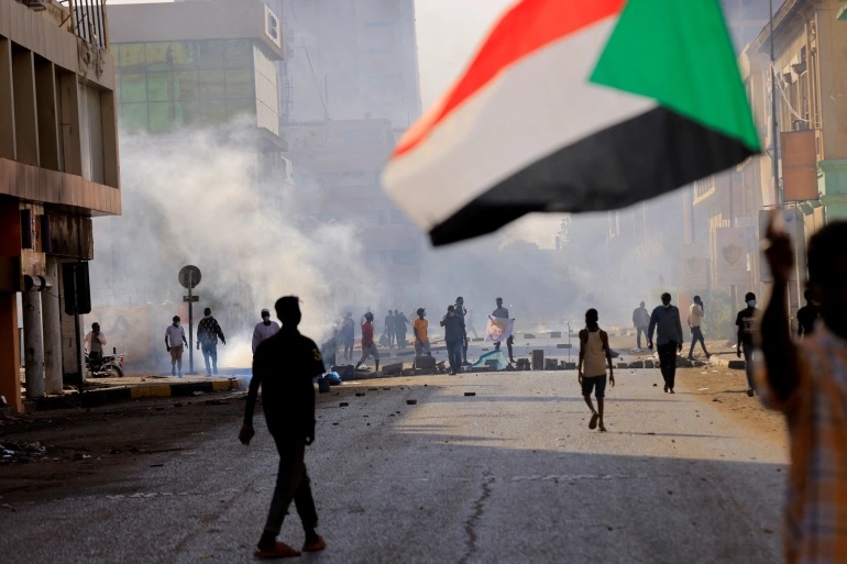 Orang-orang berbaris ke istana presiden, memprotes pemerintahan militer menyusul kudeta bulan lalu di Khartoum, Sudan pada 19 Desember 2021. Foto: Reuters.