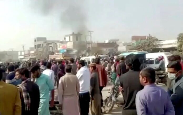 Orang-orang berkumpul setelah serangan terhadap sebuah pabrik di Sialkot, Pakistan 3 Desember 2021, dalam tangkapan layar yang diambil dari sebuah video. Foto: Reuters.