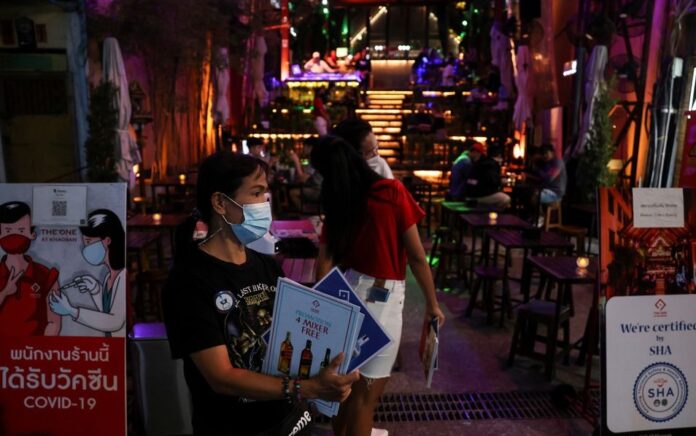 Seorang pelayan menunggu pelanggan di sebuah restoran di Khaosan Road. Foto: Reuters.